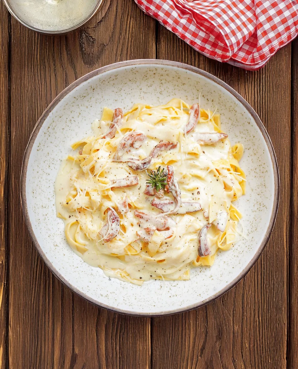 Pasta de La Piccolina servida a la mesa