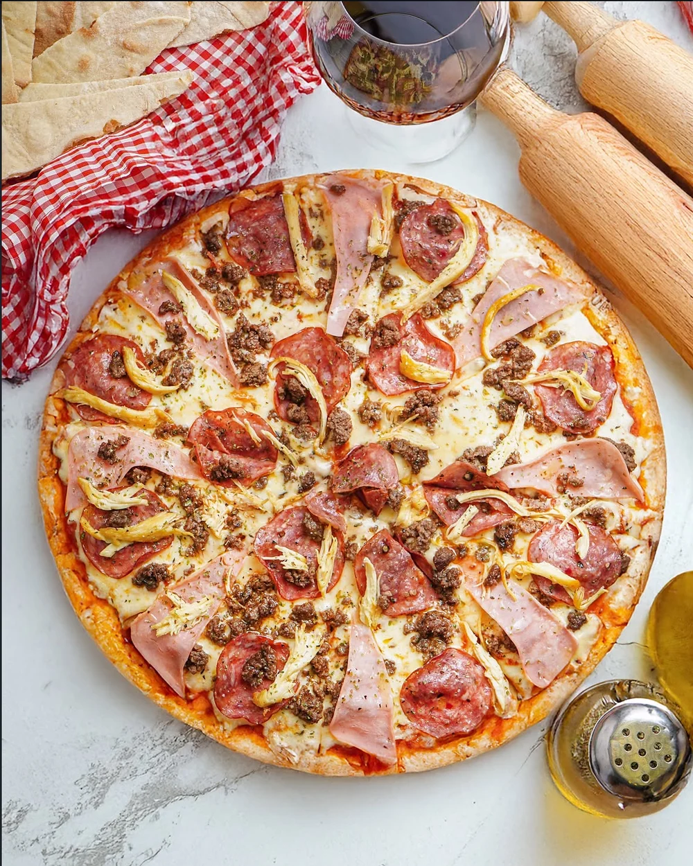 Pizza de La Piccolina en una mesa con mantel italiano