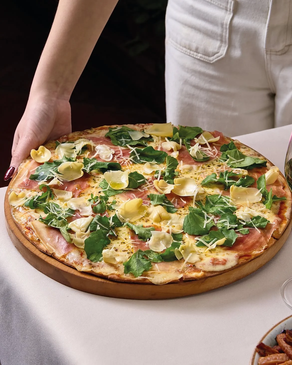 Pizza artesanal de La Piccolina servida a la mesa